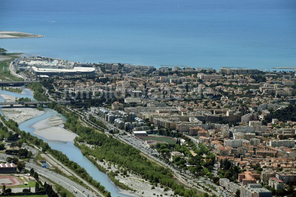 Luftbild Nizza - Nice - Uferbereiche am Flußverlauf der Var im Stadtteil Saint-Laurent-du-Var in Nizza in Provence-Alpes-Cote d'Azur, Frankreich