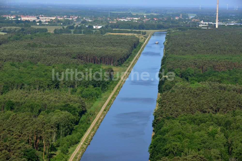 Luftaufnahme Kade - Uferbereiche am Flußverlauf der Wasserstraße des Elbe-Havel-Kanales in Kade im Bundesland Sachsen-Anhalt