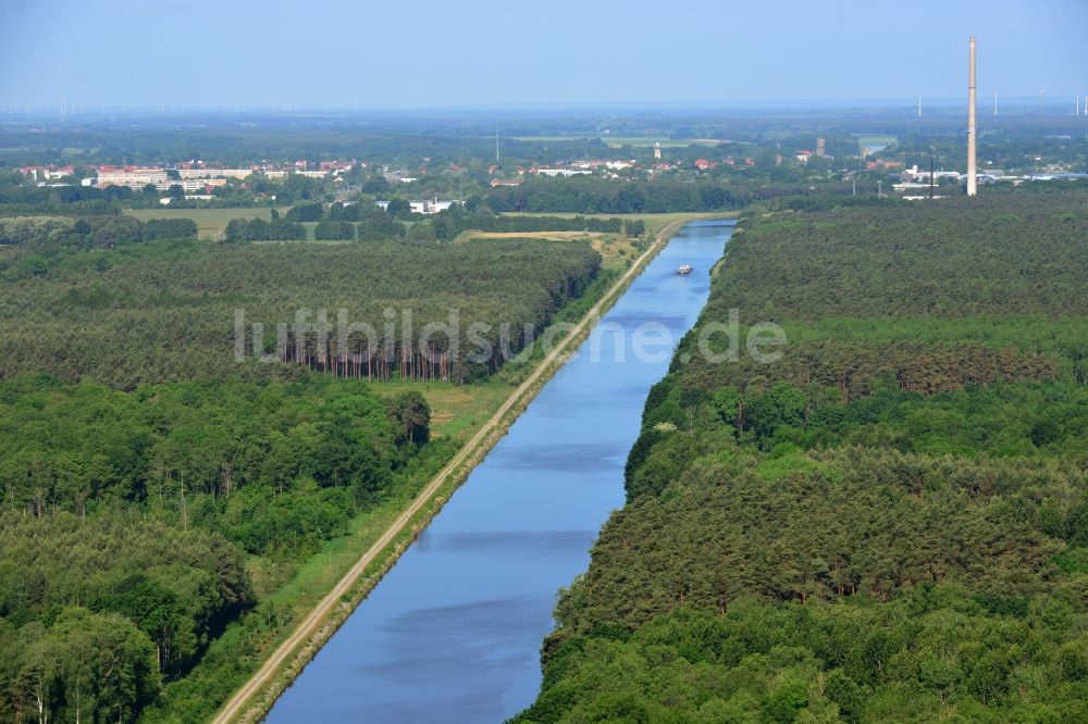 Kade von oben - Uferbereiche am Flußverlauf der Wasserstraße des Elbe-Havel-Kanales in Kade im Bundesland Sachsen-Anhalt