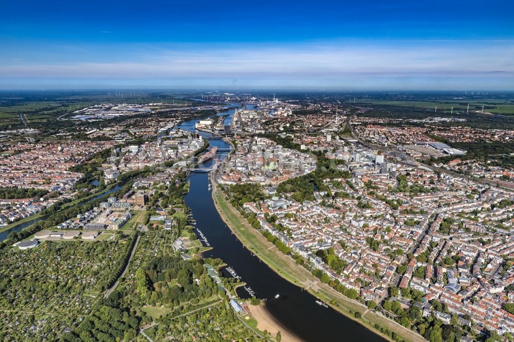 Bremen von oben - Uferbereiche am Flußverlauf der Weser im Ortsteil Steintor in Bremen, Deutschland