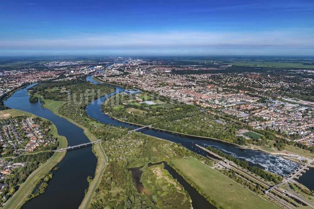 Bremen von oben - Uferbereiche am Flußverlauf der Weser - Werdersee in Bremen, Deutschland