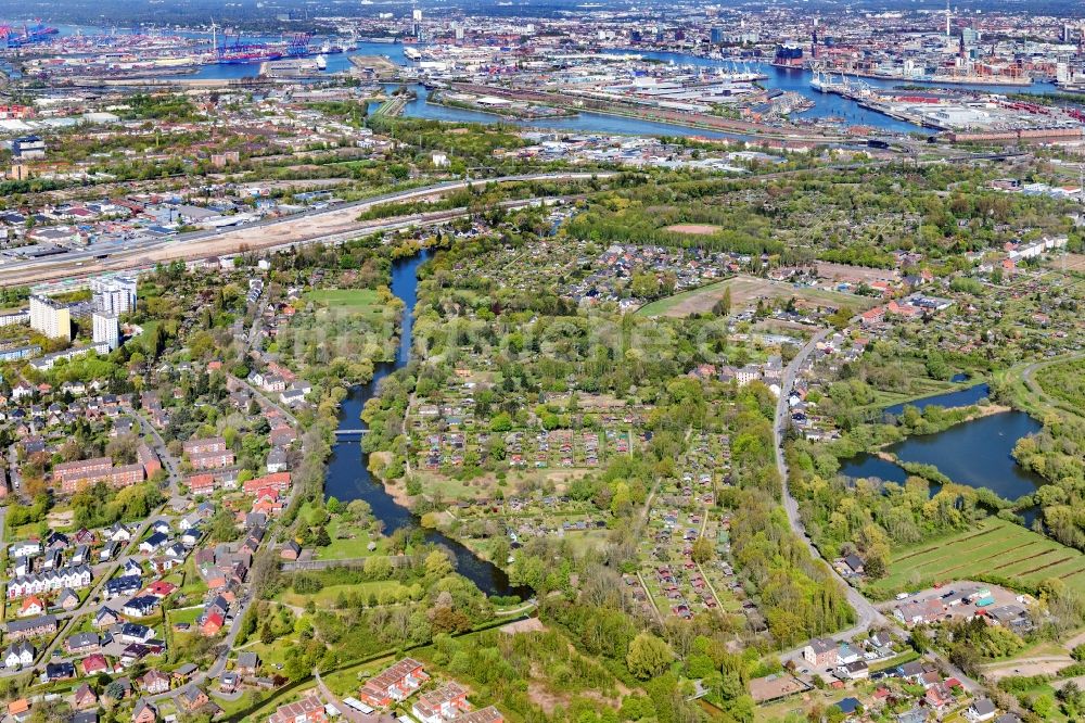 Luftaufnahme Hamburg - Uferbereiche am Flußverlauf der Wilhelmsburger Dove-Elbe im Ortsteil Wilhelmsburg in Hamburg, Deutschland