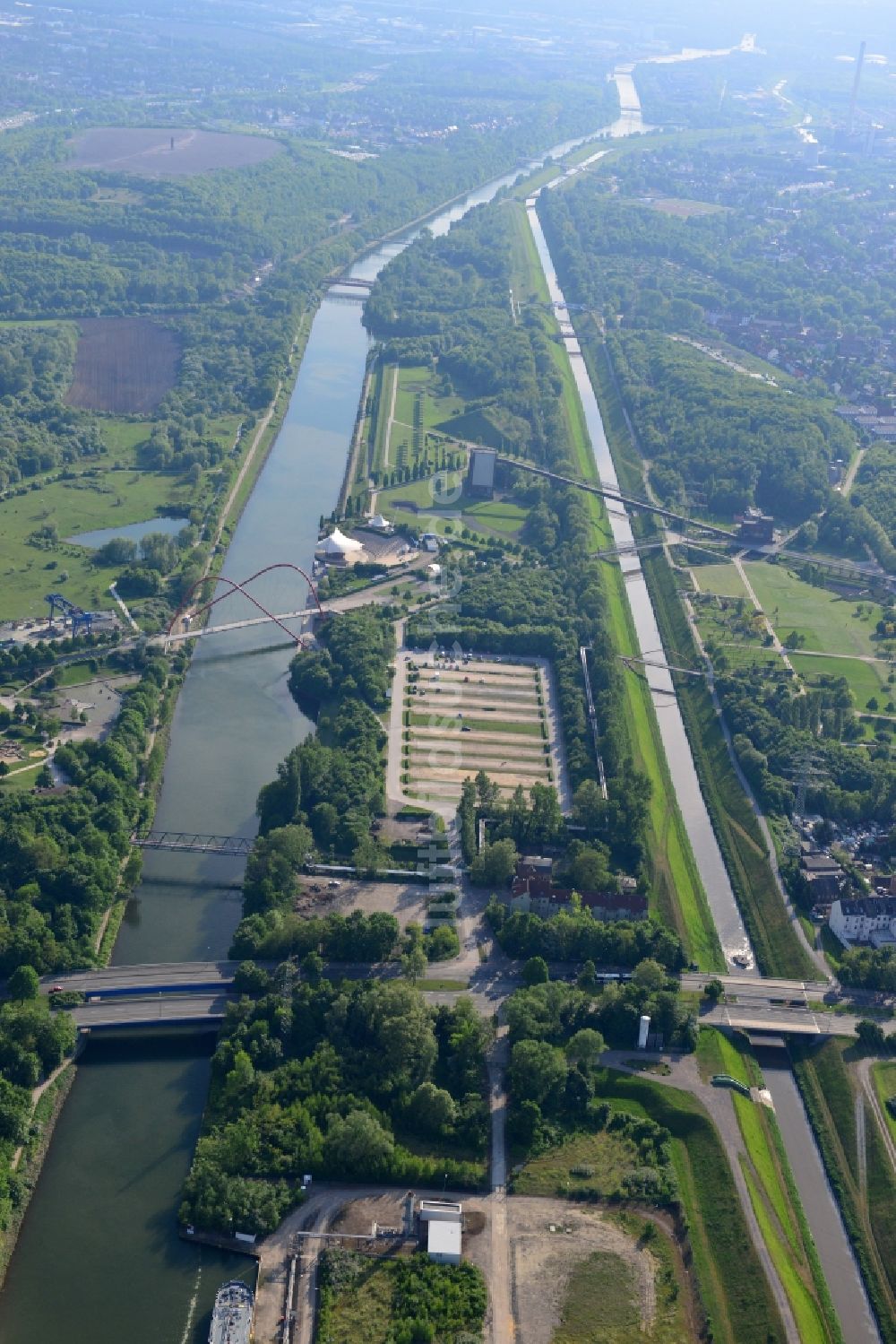 Gelsenkirchen aus der Vogelperspektive: Uferbereiche des Flussverlaufes Rhein-Herne-Kanal am Gelände des Amphitheater in Gelsenkirchen im Bundesland Nordrhein-Westfalen