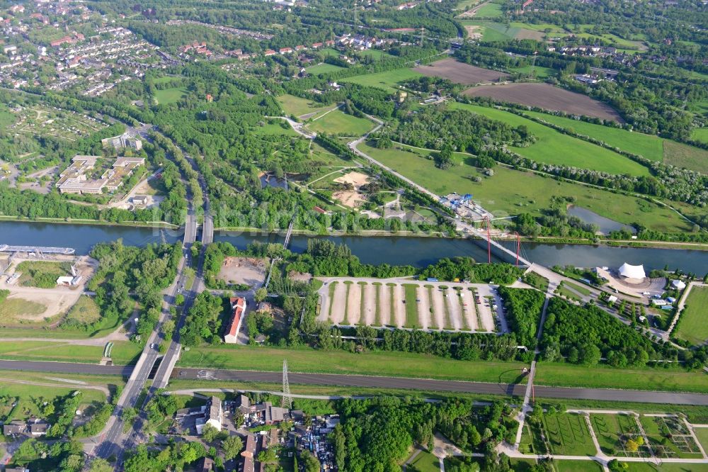 Gelsenkirchen von oben - Uferbereiche des Flussverlaufes Rhein-Herne-Kanal am Gelände des Amphitheater in Gelsenkirchen im Bundesland Nordrhein-Westfalen