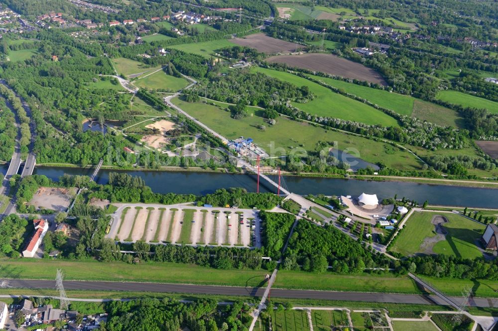 Gelsenkirchen aus der Vogelperspektive: Uferbereiche des Flussverlaufes Rhein-Herne-Kanal am Gelände des Amphitheater in Gelsenkirchen im Bundesland Nordrhein-Westfalen