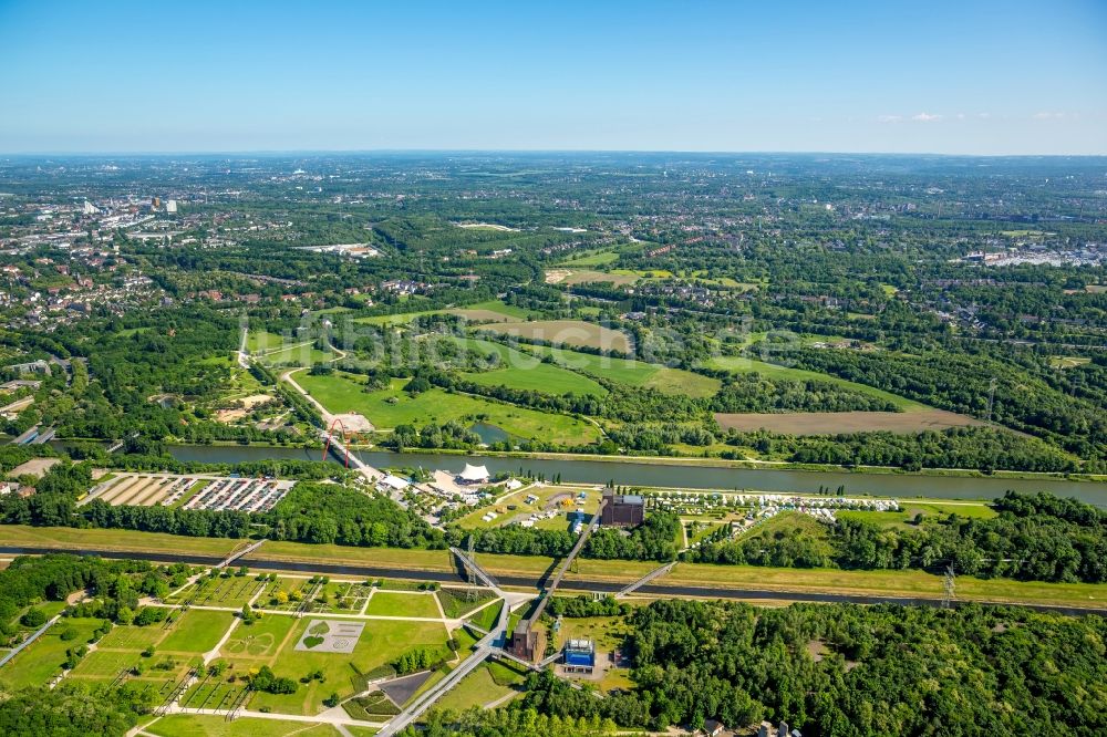 Gelsenkirchen aus der Vogelperspektive: Uferbereiche des Flussverlaufes Rhein-Herne-Kanal am Gelände des Amphitheater in Gelsenkirchen im Bundesland Nordrhein-Westfalen