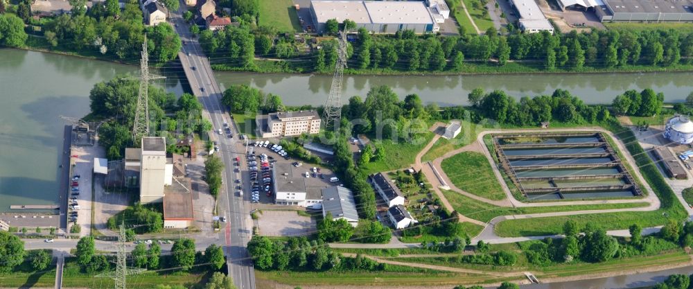 Luftaufnahme Herne - Uferbereiche des Flussverlaufes des Rhein-Herne-Kanals am Stadthafen und Klärwerk in Herne im Bundesland Nordrhein-Westfalen