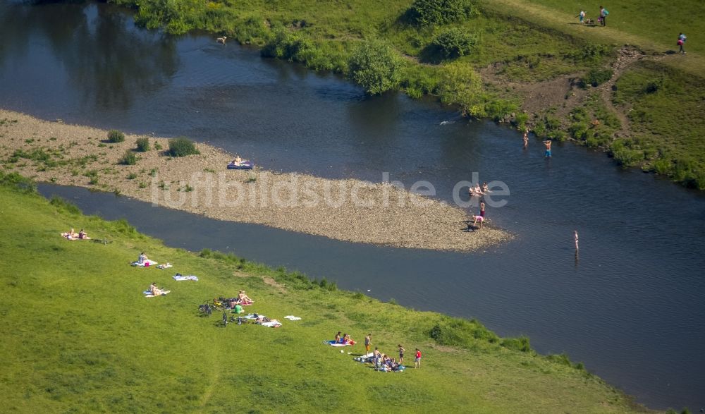 Mülheim an der Ruhr aus der Vogelperspektive: Uferbereiche des Flussverlaufes der Ruhr mit Badegästen bei sommerlichen Temperaturen in Mülheim an der Ruhr im Bundesland Nordrhein-Westfalen