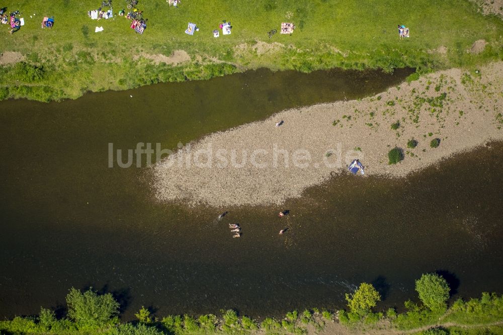 Luftbild Mülheim an der Ruhr - Uferbereiche des Flussverlaufes der Ruhr mit Badegästen bei sommerlichen Temperaturen in Mülheim an der Ruhr im Bundesland Nordrhein-Westfalen