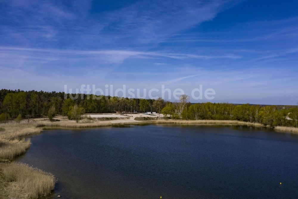 Velten von oben - Uferbereiche am Freibad Bernsteinsee im Ortsteil Borgsdorf in Velten im Bundesland Brandenburg, Deutschland