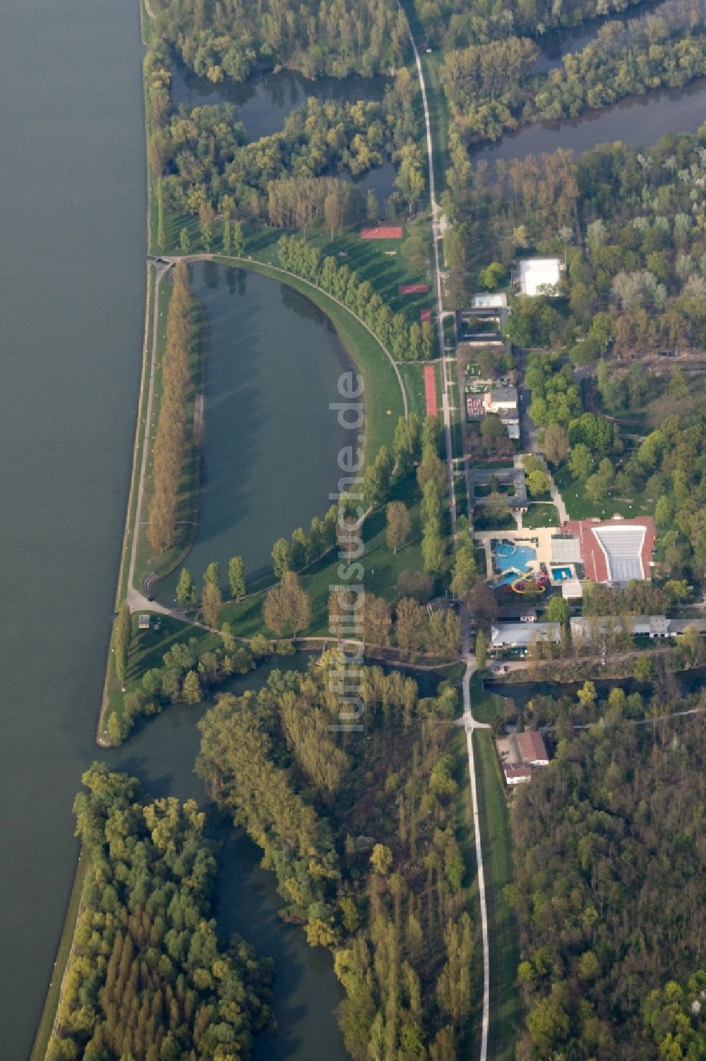 Karlsruhe aus der Vogelperspektive: Uferbereiche des Freibades Rheinstrandbad Rappenwörth am Rhein im Ortsteil Daxlanden in Karlsruhe im Bundesland Baden-Württemberg, Deutschland