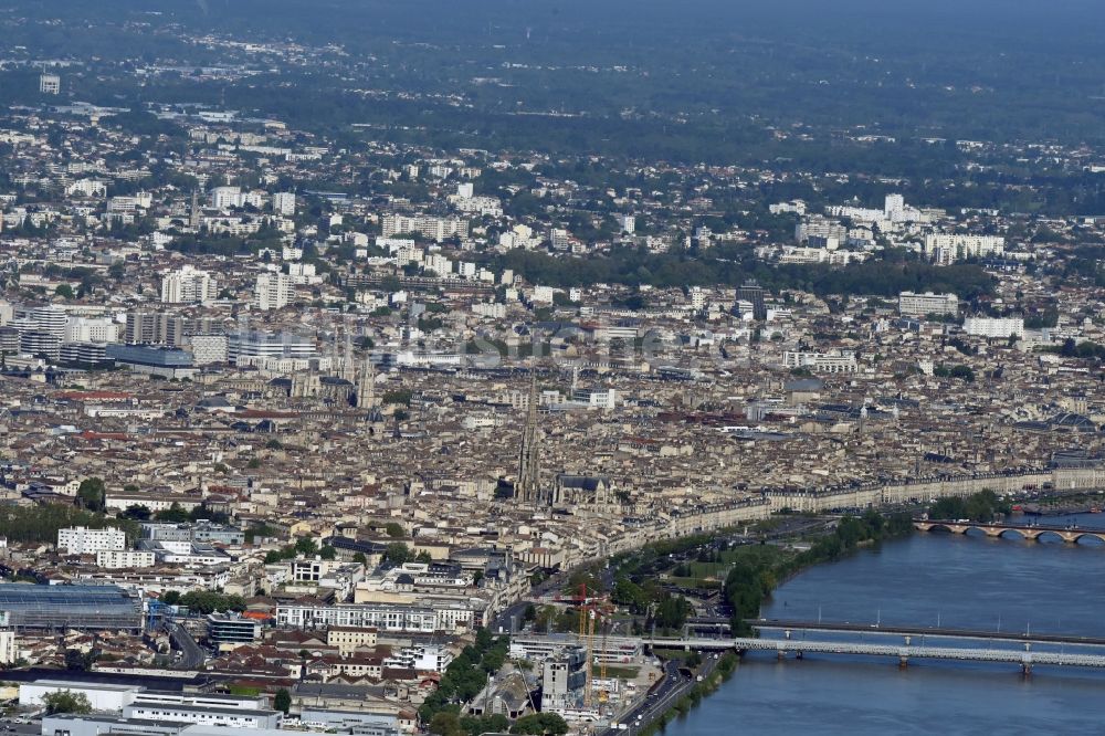 Bordeaux von oben - Uferbereiche am Garonne Flußverlauf in Bordeaux in Aquitaine Limousin Poitou-Charentes, Frankreich