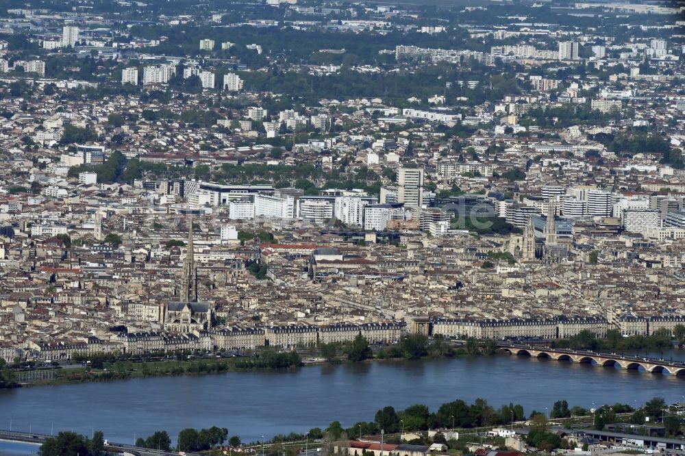 Luftbild Bordeaux - Uferbereiche am Garonne Flußverlauf in Bordeaux in Aquitaine Limousin Poitou-Charentes, Frankreich