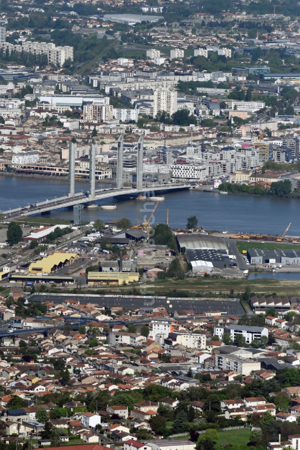 Bordeaux aus der Vogelperspektive: Uferbereiche am Garonne Flußverlauf in Bordeaux in Aquitaine Limousin Poitou-Charentes, Frankreich