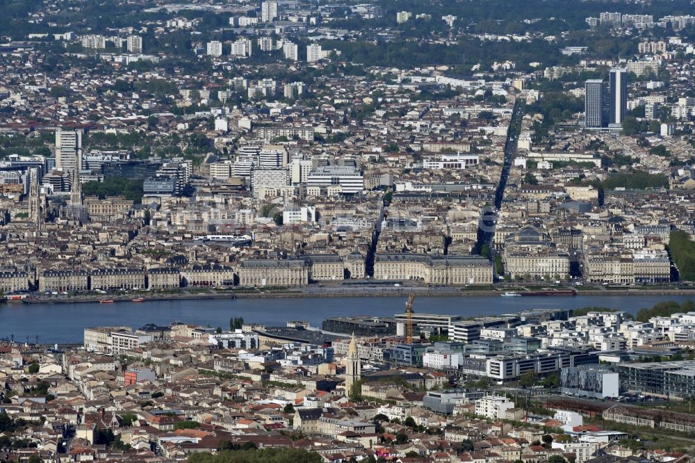 Luftbild Bordeaux - Uferbereiche am Garonne Flußverlauf in Bordeaux in Aquitaine Limousin Poitou-Charentes, Frankreich