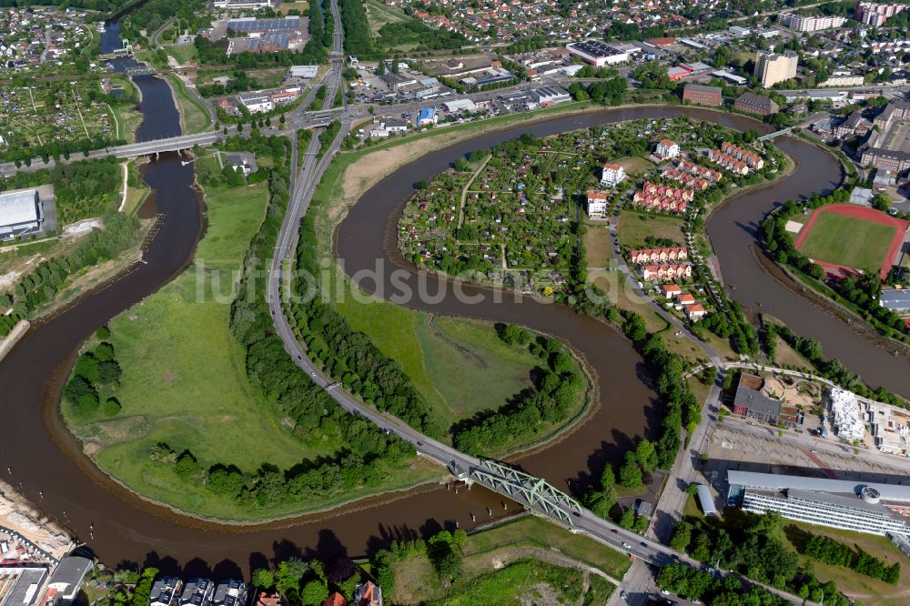 Luftaufnahme Bremerhaven - Uferbereiche am Geeste- Flussverlauf in Bremerhaven im Bundesland Bremen, Deutschland