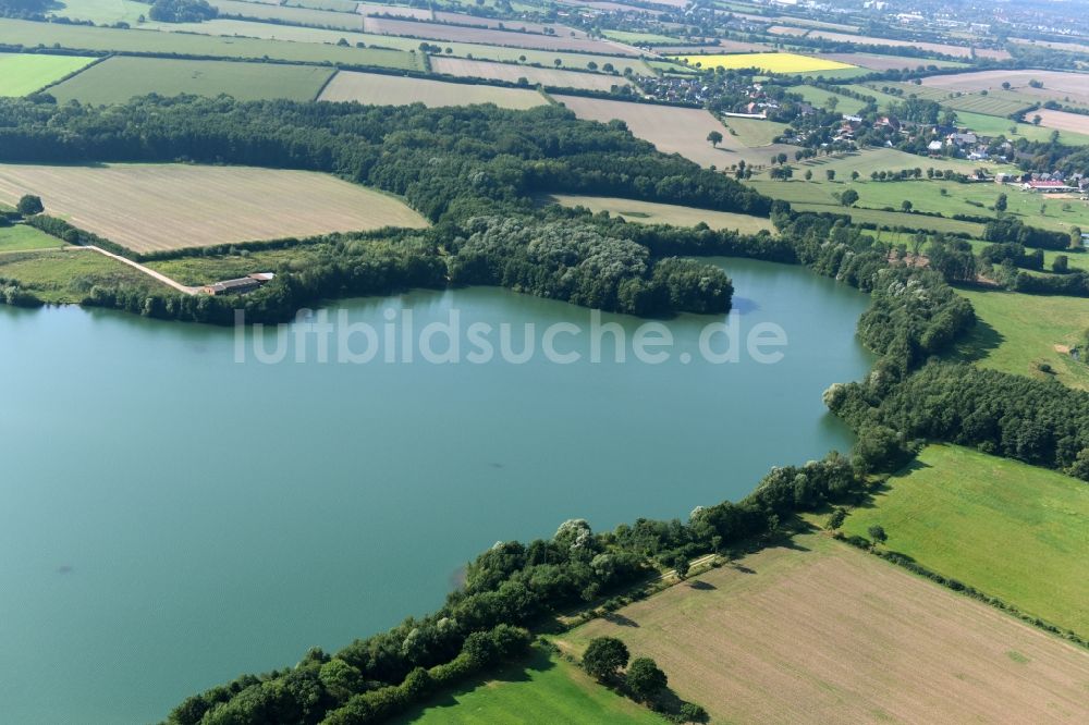 Groß Pampau aus der Vogelperspektive: Uferbereiche des gefluteten ehemaligen Braunkohle- Tagebaus und Renaturierungs- Sees bei Groß Pampau im Bundesland Schleswig-Holstein