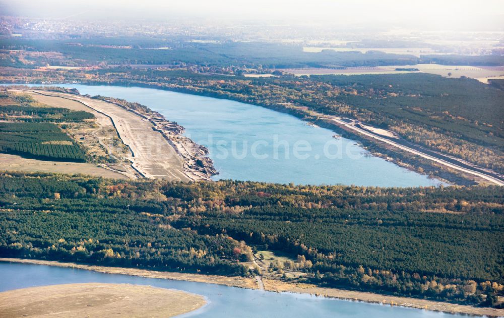 Neuhausen/Spree aus der Vogelperspektive: Uferbereiche des gefluteten ehemaligen Braunkohle- Tagebaus und Renaturierungs- Sees Südrandschlauch in Neuhausen/Spree im Bundesland Brandenburg, Deutschland