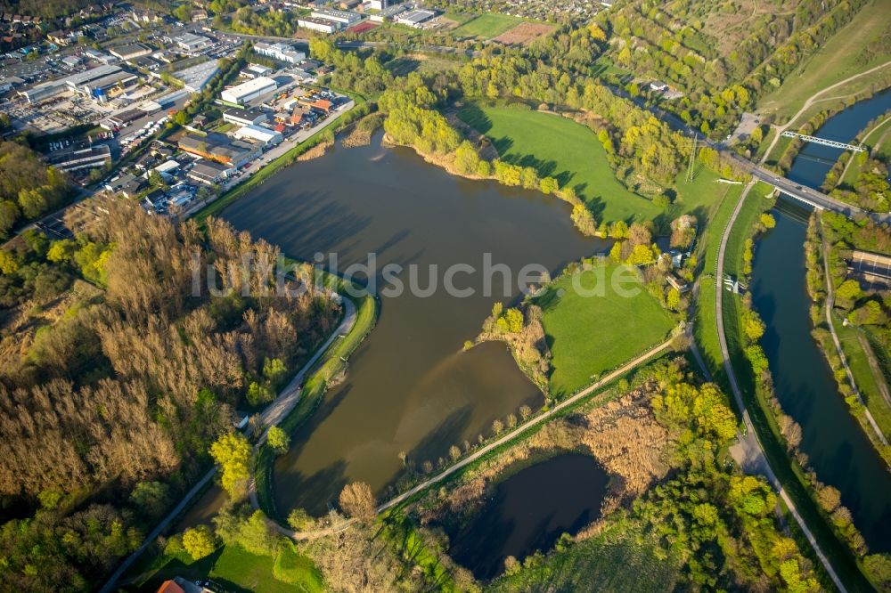 Hamm aus der Vogelperspektive: Uferbereiche des gefluteten ehemaligen Tagebaus und Renaturierungs- Sees Radbodsee im Stadtbezirk Bockum-Hövel in Hamm im Bundesland Nordrhein-Westfalen