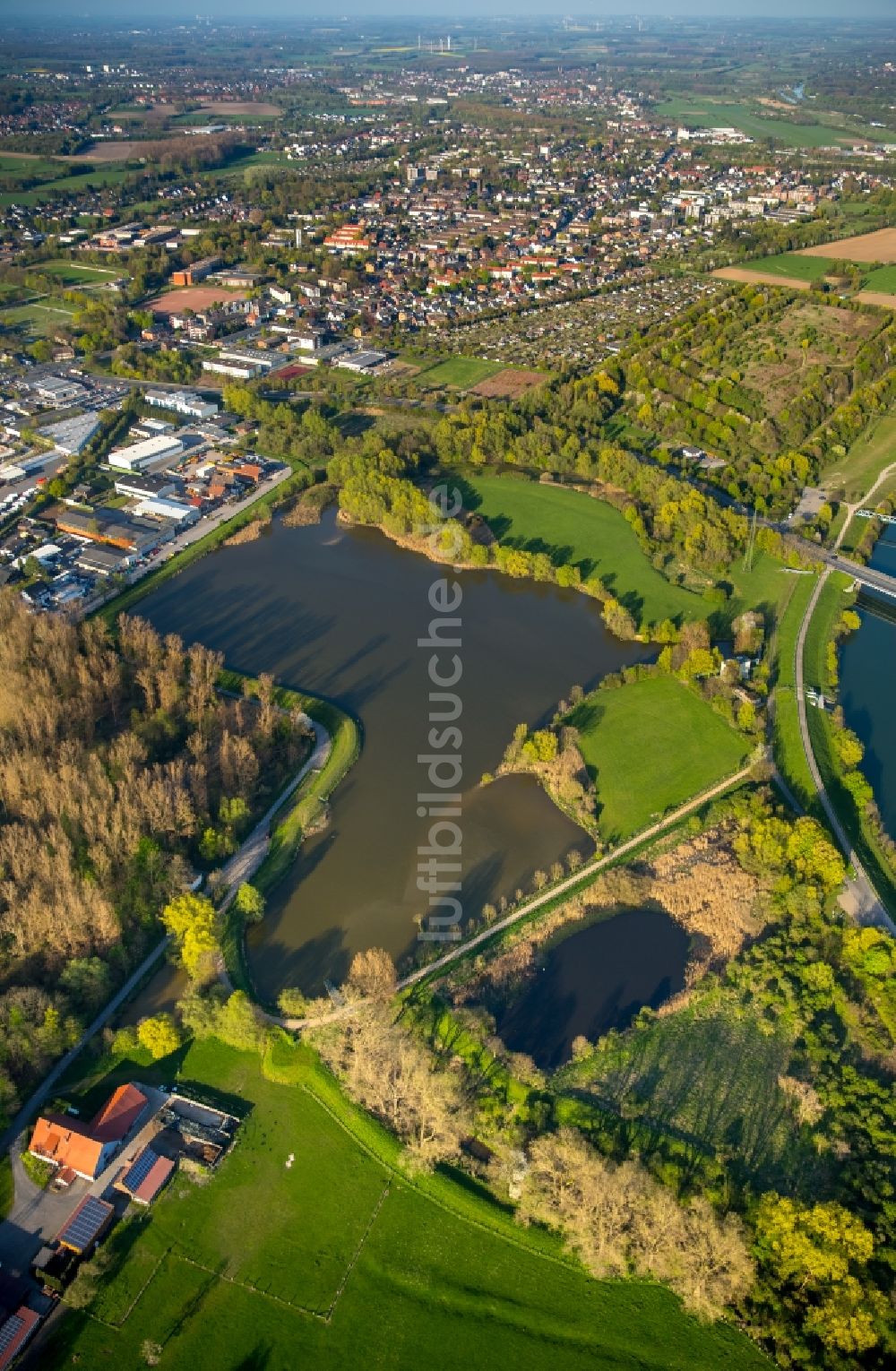 Luftaufnahme Hamm - Uferbereiche des gefluteten ehemaligen Tagebaus und Renaturierungs- Sees Radbodsee im Stadtbezirk Bockum-Hövel in Hamm im Bundesland Nordrhein-Westfalen