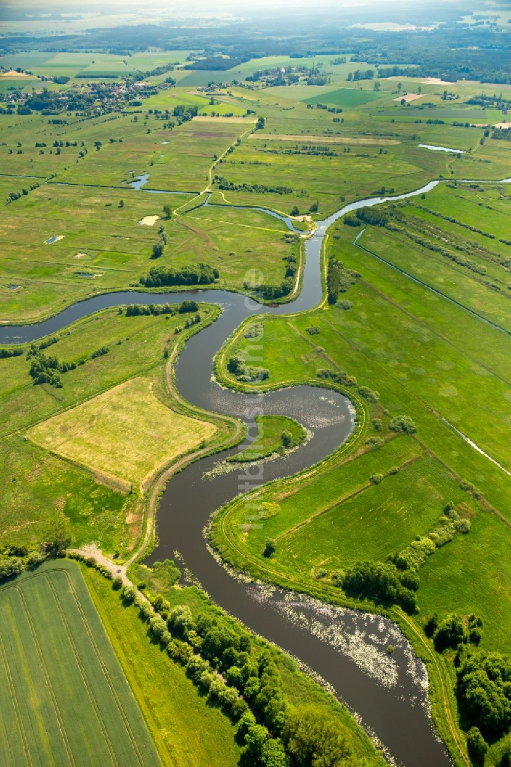 Luftaufnahme Grabowo - Uferbereiche am Grabow- Flußverlauf in Grabowo in Westpommern, Polen