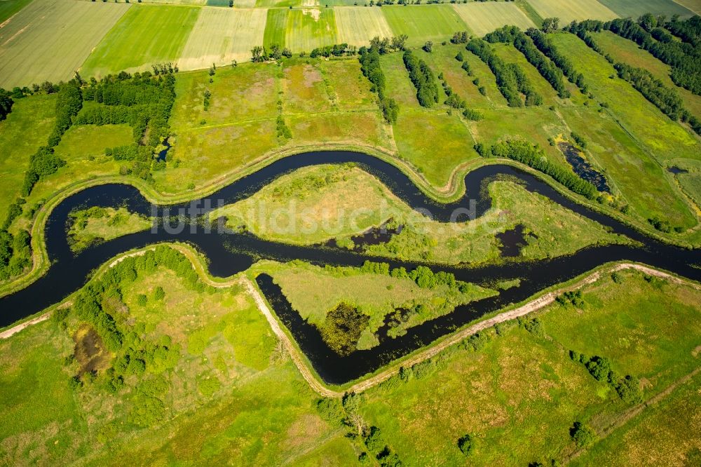 Grabowo aus der Vogelperspektive: Uferbereiche am Grabow- Flußverlauf in Grabowo in Westpommern, Polen