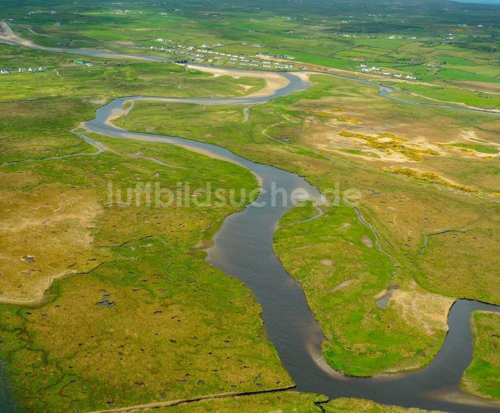 Luftbild Cloonaveige - Uferbereiche am Inagh River Flußverlauf in Cloonaveige in Clare, Irland