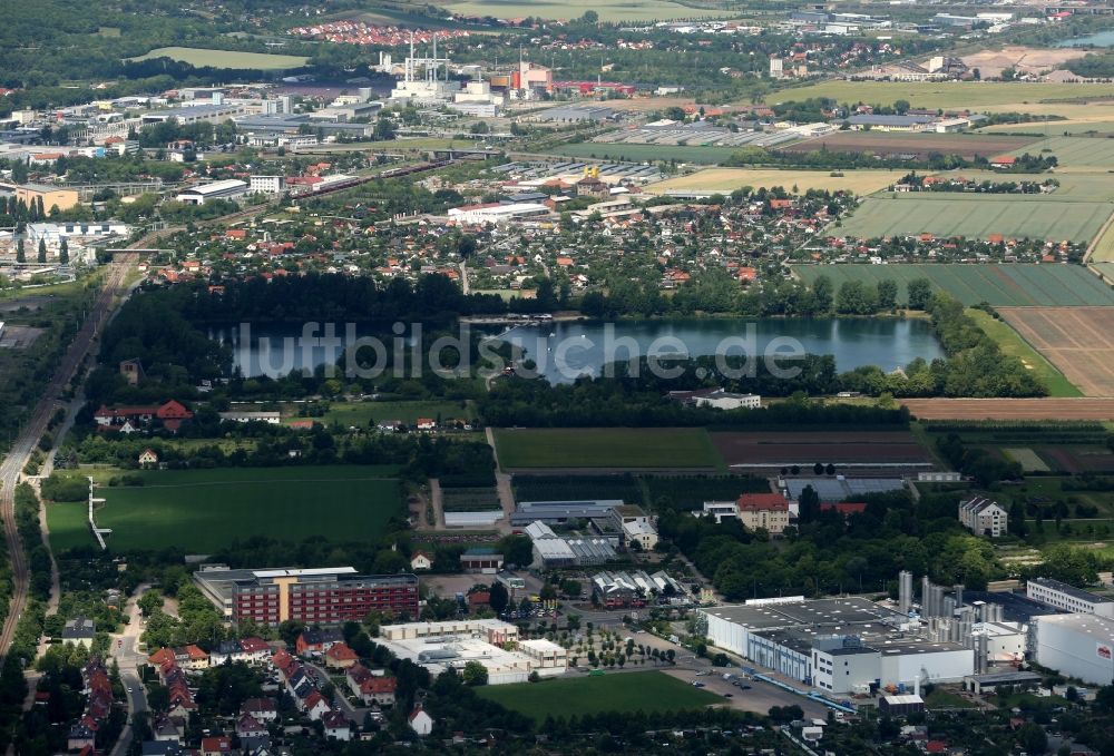 Erfurt aus der Vogelperspektive: Uferbereiche des Kiessees im Freizeit- und Erholungspark Nordstrand in Erfurt im Bundesland Thüringen