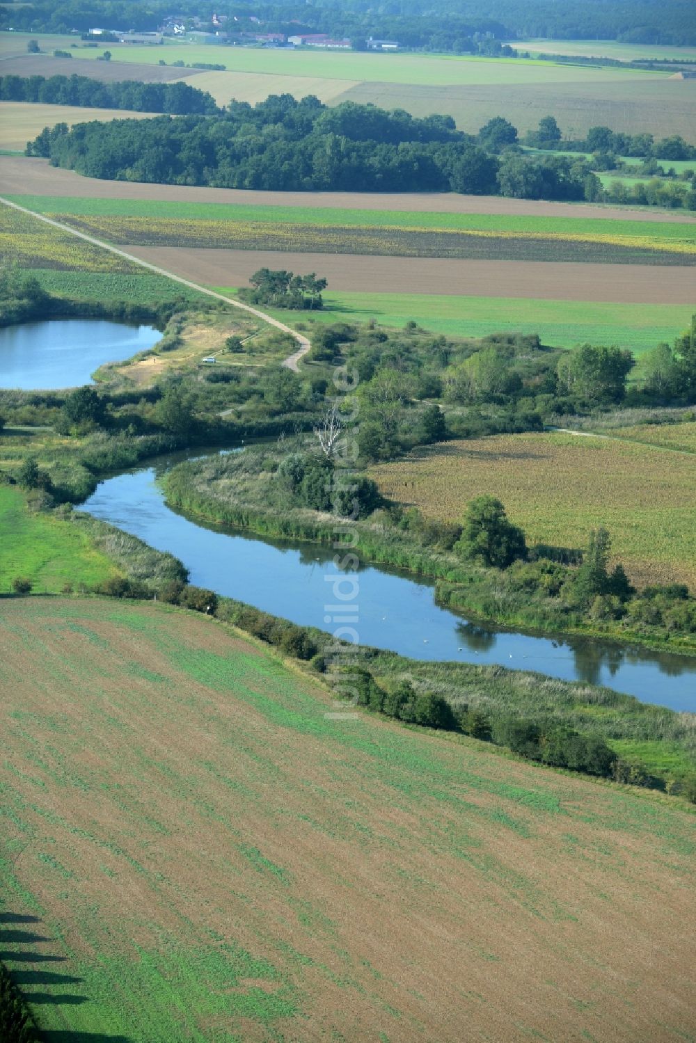 Axien aus der Vogelperspektive: Uferbereiche am Kleindröbener Riß und Landschaft um den Flußverlauf in Axien im Bundesland Sachsen-Anhalt