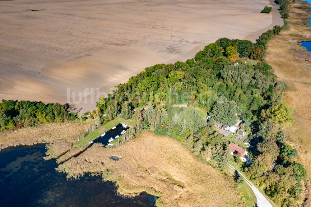 Neuenkirchen aus der Vogelperspektive: Uferbereiche des Küstengewässer Lebbiner Bodden in Neuenkirchen im Bundesland Mecklenburg-Vorpommern, Deutschland