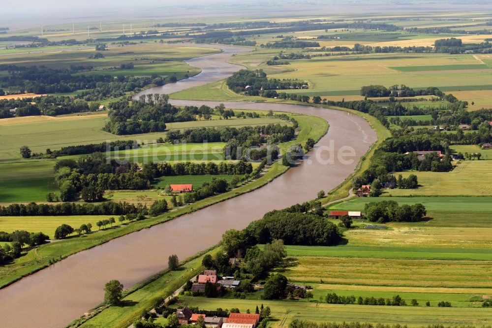 Neuhaus (Oste) von oben - Uferbereiche am Neuhaus Bülkauer Kanal in Neuhaus (Oste) im Bundesland Niedersachsen, Deutschland