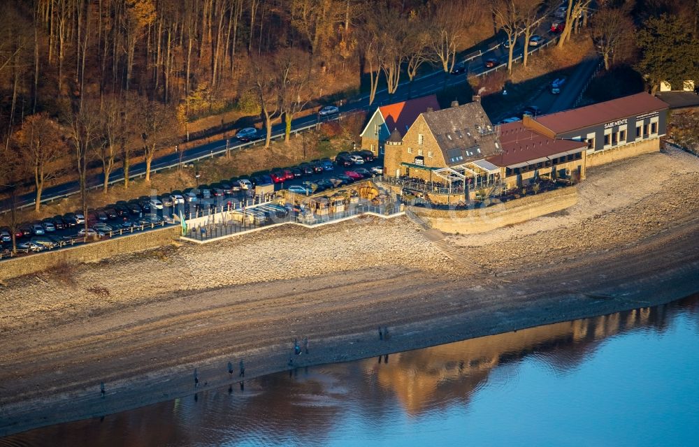 Luftbild Möhnesee - Uferbereiche mit Niedrig- Wasser- Pegel am Möhnesee und das Restaurant Sabe Mente Möhnesee in Möhnesee im Bundesland Nordrhein-Westfalen, Deutschland