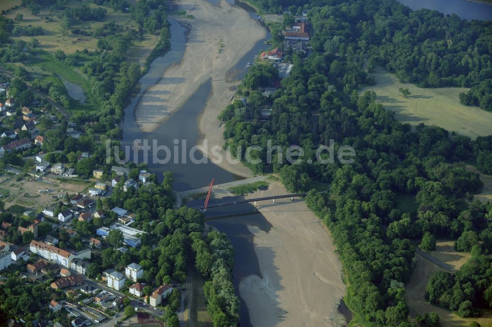 Magdeburg von oben - Uferbereiche und Niedrigwasser- Pegel am Flußverlauf der Alten Elbe in Magdeburg im Bundesland Sachsen-Anhalt