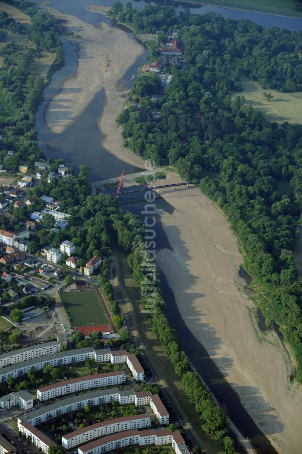 Luftbild Magdeburg - Uferbereiche und Niedrigwasser- Pegel am Flußverlauf der Alten Elbe in Magdeburg im Bundesland Sachsen-Anhalt