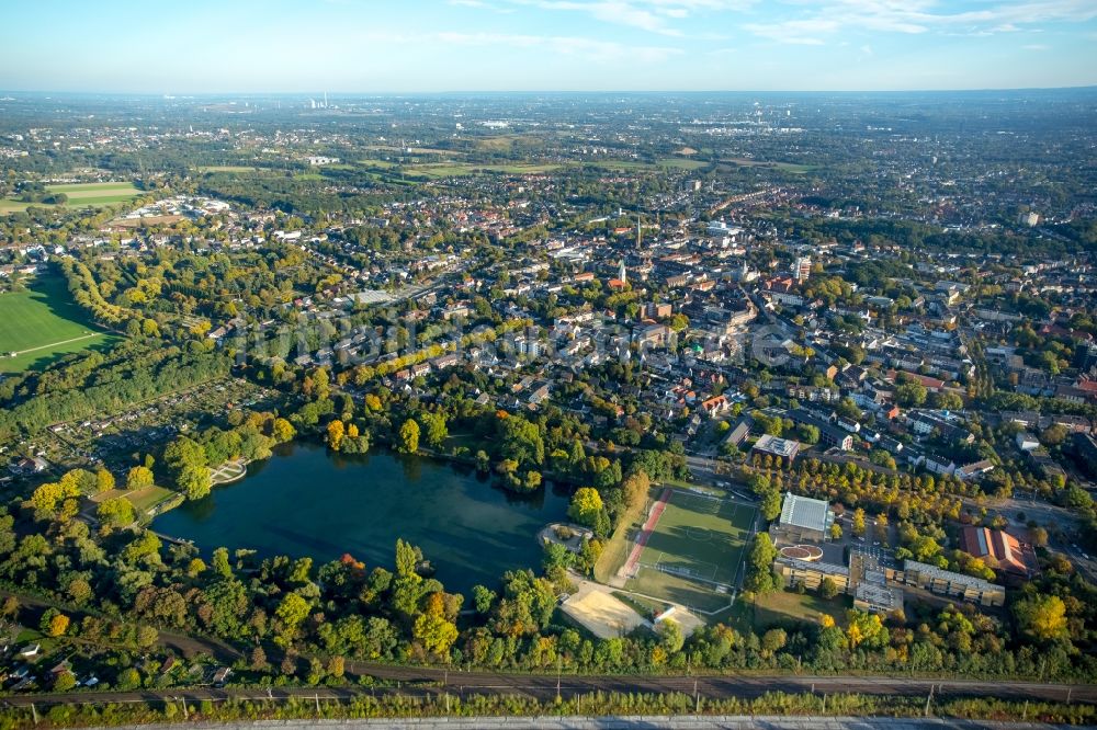 Gladbeck von oben - Uferbereiche des Nordparkteich in Gladbeck im Bundesland Nordrhein-Westfalen