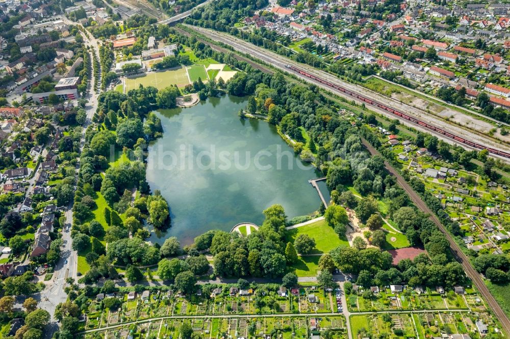 Gladbeck von oben - Uferbereiche des Nordparkteich in Gladbeck im Bundesland Nordrhein-Westfalen