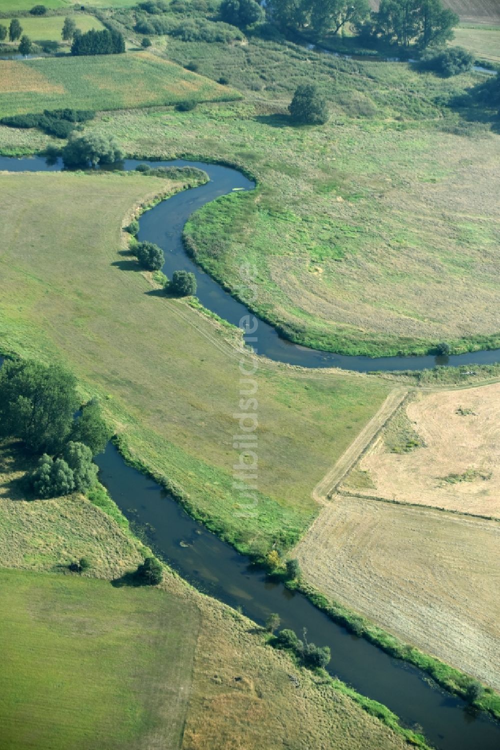 Meinersen von oben - Uferbereiche am Oker Flußverlauf in Meinersen im Bundesland Niedersachsen