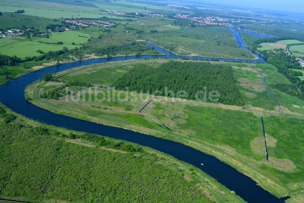 Luftaufnahme Rustow - Uferbereiche am Peene - Flußverlauf in Rustow im Bundesland Mecklenburg-Vorpommern, Deutschland