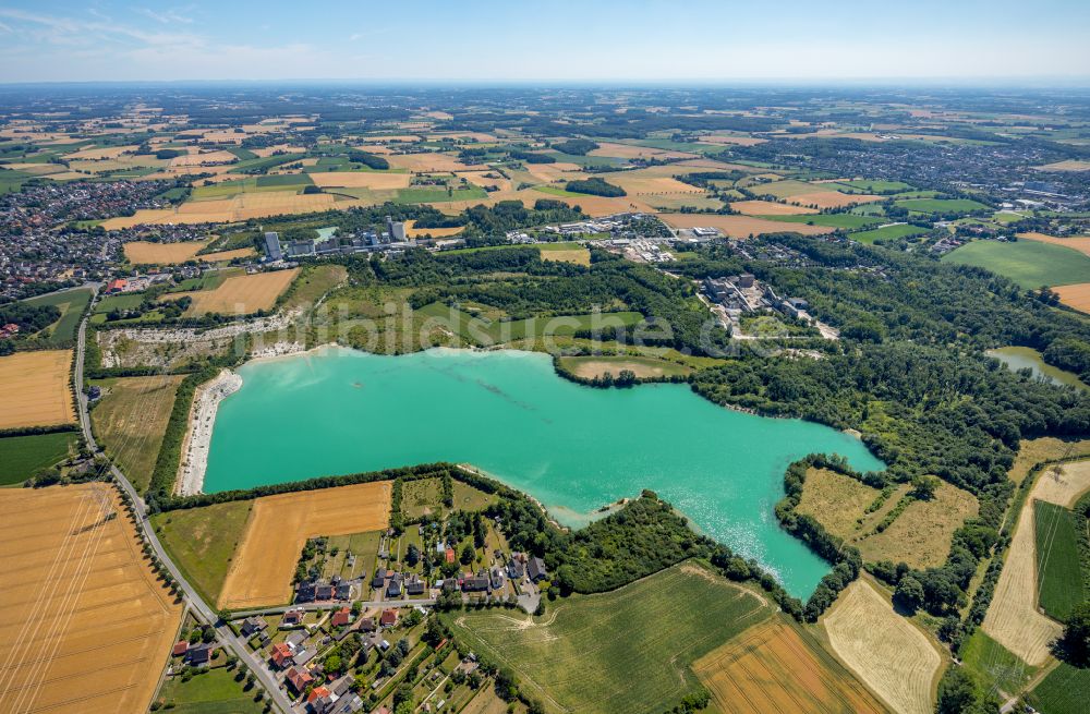 Luftaufnahme Germania - Uferbereiche des Renaturierungs- Sees Steinbruch Anneliese in Germania im Bundesland Nordrhein-Westfalen, Deutschland