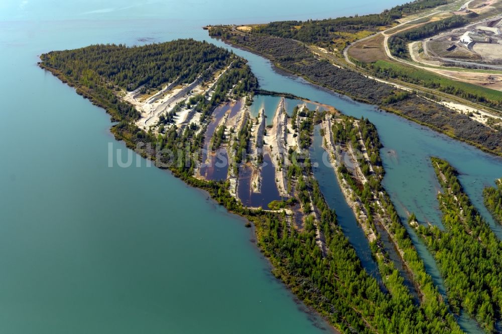 Luftaufnahme Großpösna - Uferbereiche des Renaturierungs- Sees Störmthaler See in Großpösna im Bundesland Sachsen, Deutschland