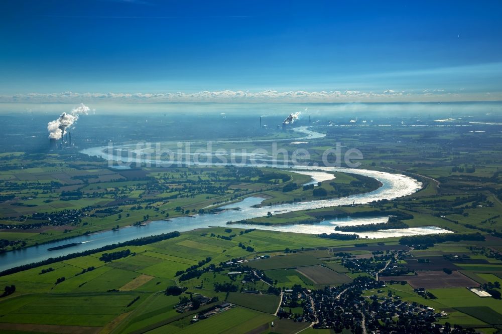 Luftaufnahme Dinslaken - Uferbereiche am Rhein Flußverlauf in Dinslaken im Bundesland Nordrhein-Westfalen