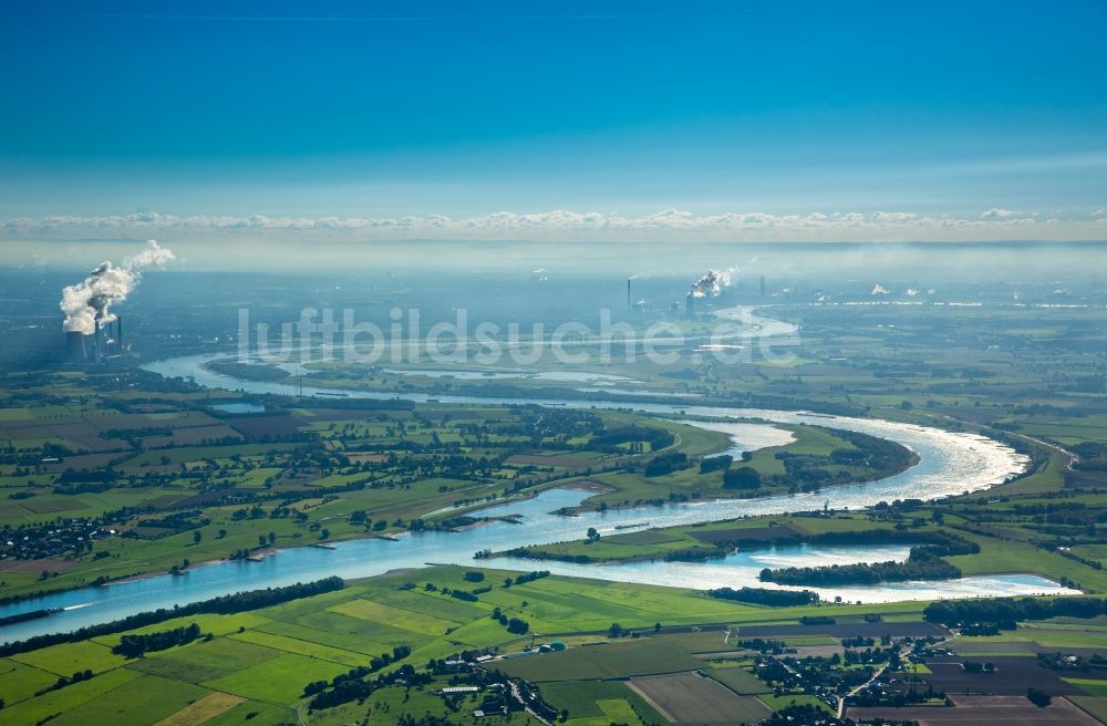 Dinslaken aus der Vogelperspektive: Uferbereiche am Rhein Flußverlauf in Dinslaken im Bundesland Nordrhein-Westfalen