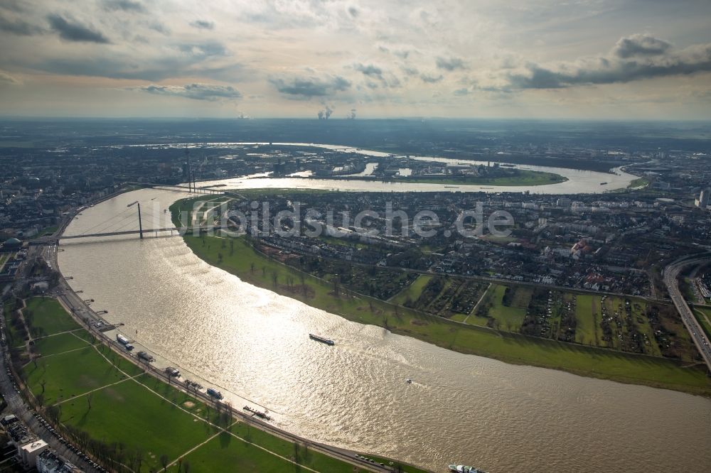 Luftbild Düsseldorf - Uferbereiche am Rhein Flußverlauf in Düsseldorf im Bundesland Nordrhein-Westfalen