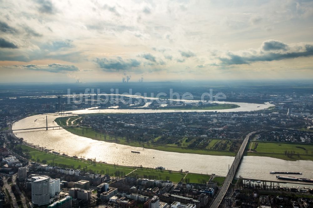 Luftaufnahme Düsseldorf - Uferbereiche am Rhein Flußverlauf in Düsseldorf im Bundesland Nordrhein-Westfalen