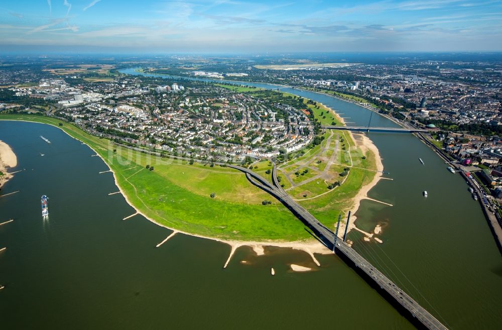 Düsseldorf von oben - Uferbereiche am Rhein Flußverlauf in Düsseldorf im Bundesland Nordrhein-Westfalen