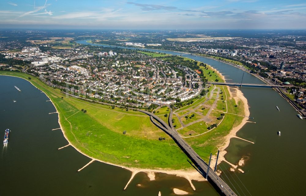 Luftbild Düsseldorf - Uferbereiche am Rhein Flußverlauf in Düsseldorf im Bundesland Nordrhein-Westfalen