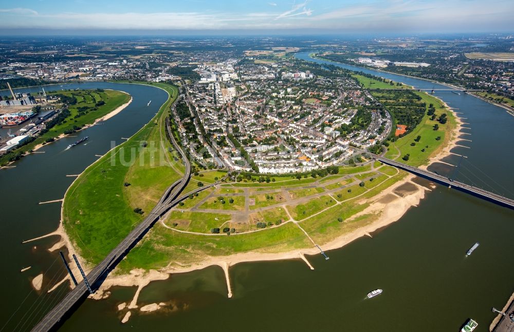 Düsseldorf von oben - Uferbereiche am Rhein Flußverlauf in Düsseldorf im Bundesland Nordrhein-Westfalen