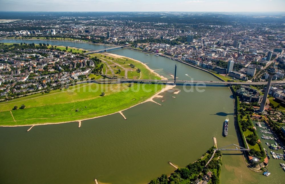 Düsseldorf aus der Vogelperspektive: Uferbereiche am Rhein Flußverlauf in Düsseldorf im Bundesland Nordrhein-Westfalen