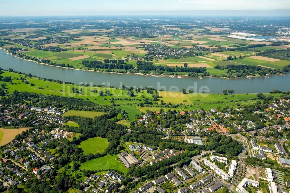 Düsseldorf aus der Vogelperspektive: Uferbereiche am Rhein Flußverlauf in Düsseldorf im Bundesland Nordrhein-Westfalen