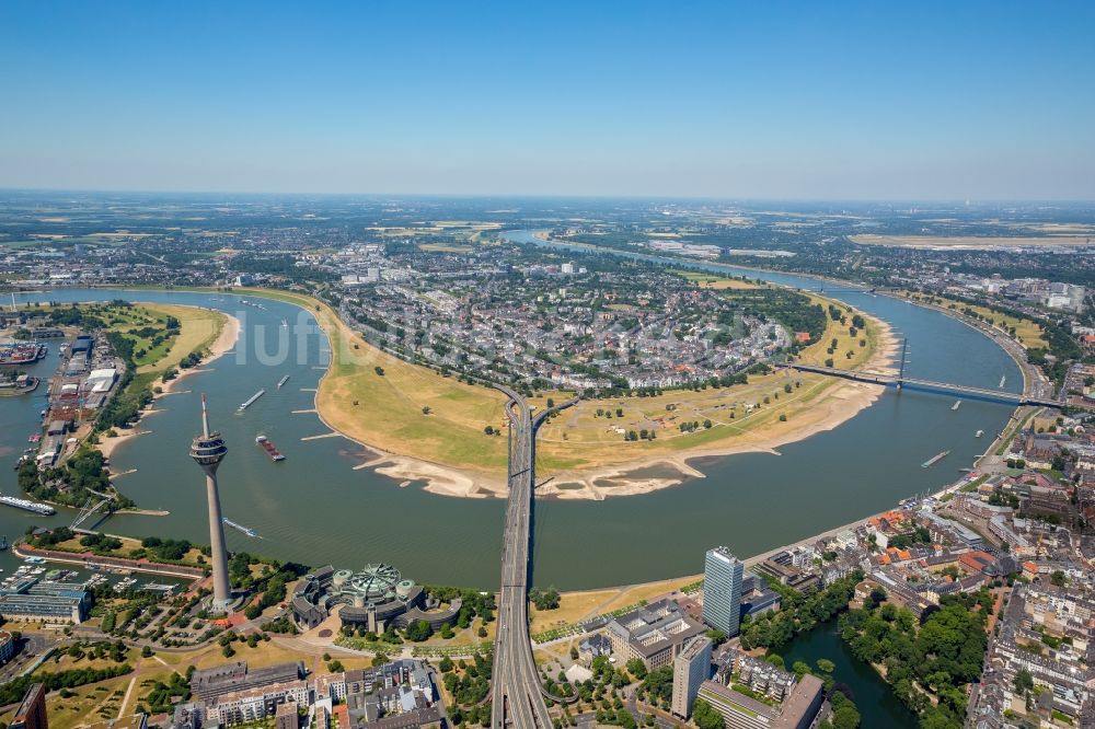 Düsseldorf von oben - Uferbereiche am Rhein Flußverlauf in Düsseldorf im Bundesland Nordrhein-Westfalen, Deutschland